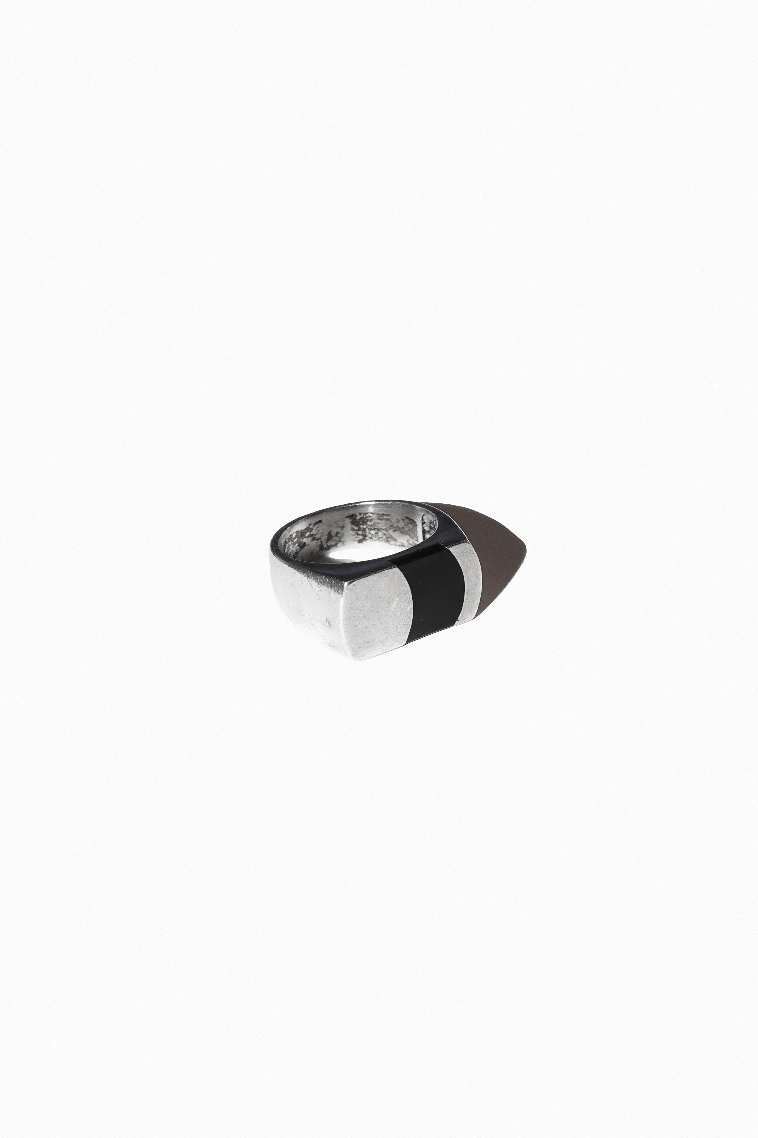 ONYX CURVE SIGNET RING (STERLING SILVER) – CORREA