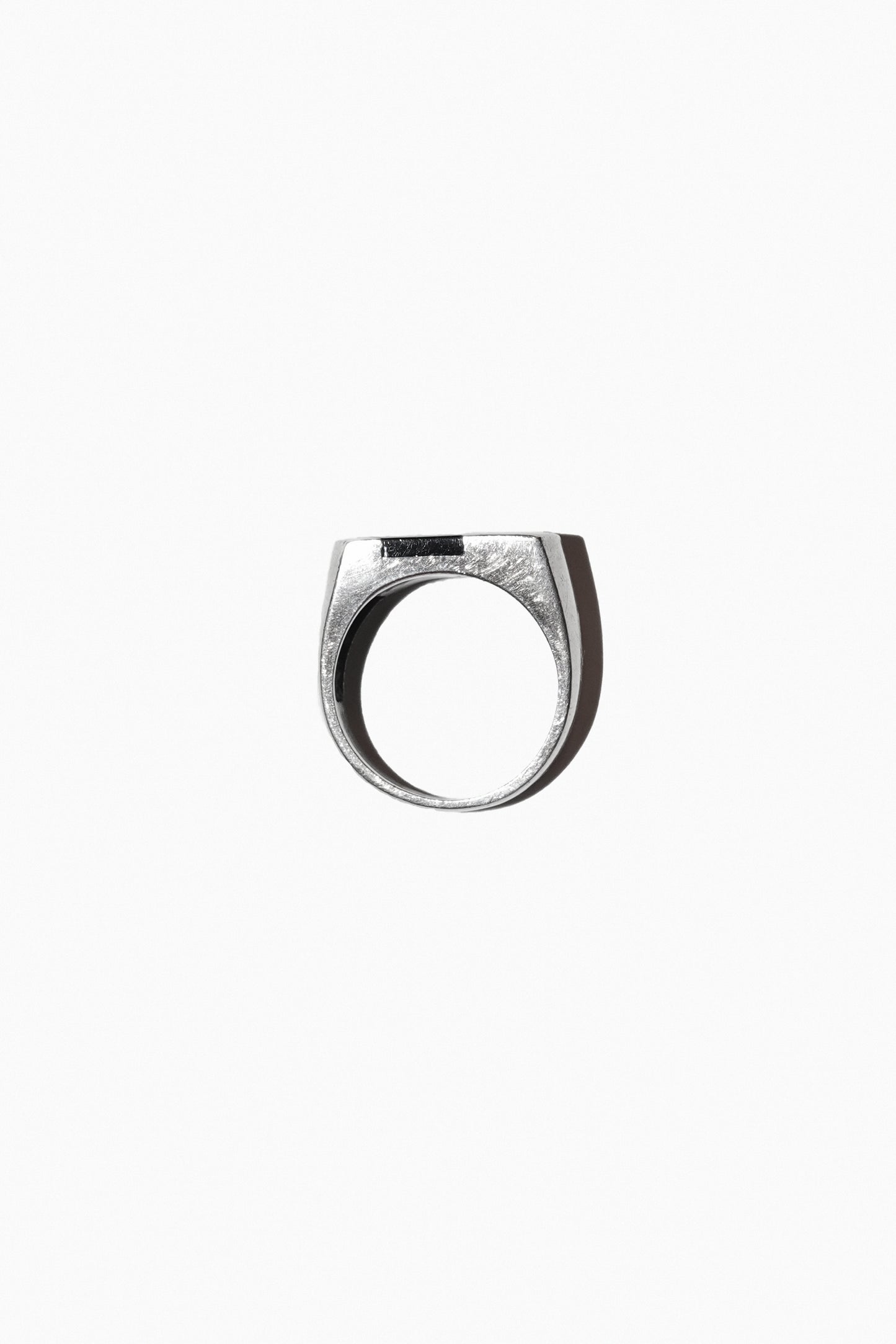 ONYX CURVE SIGNET RING (STERLING SILVER)