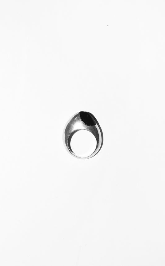 Vintage sterling silver ring with an onyx slice